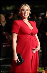 组图：温丝莱特明艳红裙手摸孕肚罩杯升级