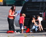 幻灯图：维多利亚带儿子们外出 难得穿人字拖