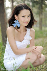 组图：女演员罗忆楠曝新写真 演绎初夏的清新