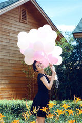 组图：蒋梦婕公路大片花海绽放 俏丽清新