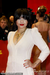 高清：《仰天长啸》首映 导演维多利亚被面具男抱起