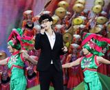 组图：胡夏献唱南宁民歌节 帅气表演大气从容