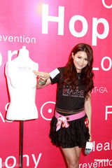 幻灯图：周秀娜写真不怕封杀 直言隔半年会自查胸部 