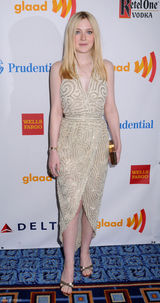 高清组图：达科塔-范宁V领长裙亮相身材窈窕