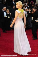组图：凯特-布兰切特优雅走红毯 淡雅长裙气质迷人
