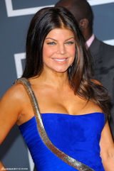 高清组图：菲姬蓝色单肩礼服亮相格莱美红毯 