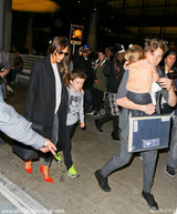 组图：贝嫂拖家带口遭围堵 美颜小七一脸无辜