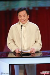 组图：成龙为最佳两岸华语电影颁奖 表情夸张