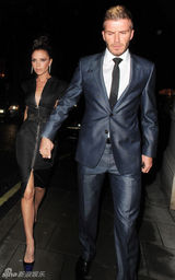 幻灯组图：贝克汉姆维多利亚时尚打扮出席名流晚宴