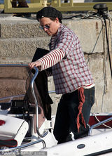 组图：德普刮胡子变奶油小生 难抑情欲抱女友狼吻