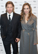 高清组图：朱莉新片华盛顿首映皮特拄拐杖助阵