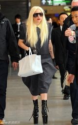 幻灯：Lady Gaga抵达日本 做经典“呲牙”怪相