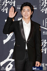 组图：李秉宪韩孝珠等亮相《光海》红毯秀