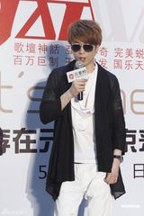 组图：韩星李在元签唱 全场戴大黑超