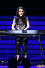 组图：曲婉婷献唱《我的歌声里》突然叫停