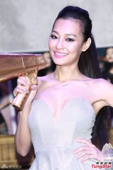 组图：台湾女星王思佳发片 抛奶露底搏版面