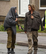 组图：《僵尸世界大战》重拍 皮特脸部带血亮相