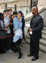 高清组图：蕾哈娜伦敦街拍牛仔短裤搭配高筒靴