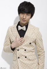 组图：成毅时尚潮男写真变波点控