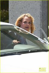 组图：布兰妮穿破洞装素颜出行 男友恩爱相随