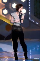 幻灯图：林峰唱歌演戏两不误 官恩娜推新歌人气增