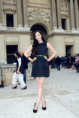 组图：吴佩慈蓬蓬裙秀美腿 低调华丽展少女风情