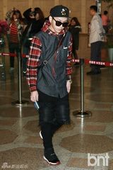 组图：韩团BEAST现身机场显潮男时尚