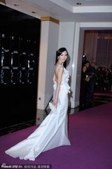 组图：韩雪及腰露背裙突破尺度秀裸背性感抢镜