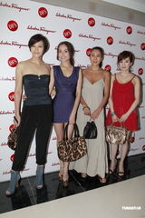 组图：Mandy性感秀后背 拍音乐电影饰妖后险坠马