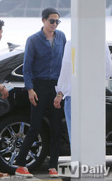 组图：韩星赵寅成赴大马 仔衫针织帽显帅气