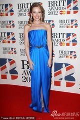 组图：凯莉-米洛蓝色抹胸裙露美背 颁奖拥抱阿黛尔