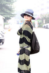 组图：吴晓敏素颜街拍写真 随性混搭穿出个性范儿  