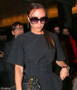 组图：贝嫂维多利亚现身机场装扮一身黑