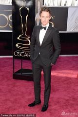 组图：85届奥斯卡红毯-雷德梅尼插兜耍帅