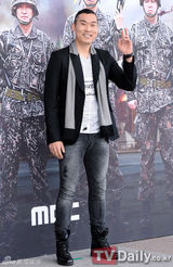 组图：《真正的男人》发布会众男星立正行军礼