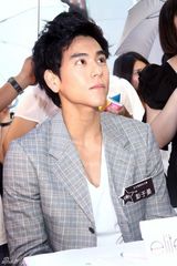 组图：彭于晏担任电眼妹大赛评委 与辣妹演对手戏