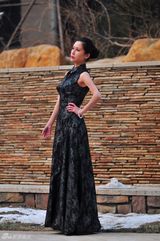 组图：荆希西雪地玩街拍 V领长裙风情无限