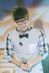 组图：胡夏浅蓝色衬衣清爽亮相台北校园