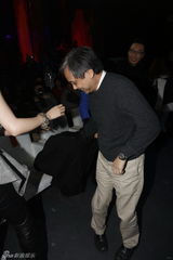 组图：刘亦菲咖啡误泼导演陈嘉上 尴尬道歉卖萌