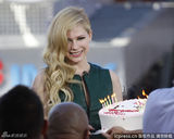 组图：艾薇儿庆生小腹微隆再惹怀孕传闻