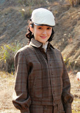 组图：衣珊《洪流》造型百变 骑马装尽显飒爽英姿