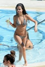 组图：赛琳娜斑马纹比基尼现身 抚秀发表情享受