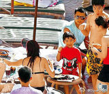 组图：张柏芝三点式与谢霆锋暧昧度假