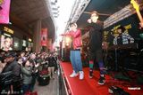 组图：周柏豪联同农夫旺角街头上演Live秀