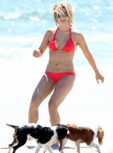 组图：《摇滚年代》女星朱利安穿比基尼秀曼妙身姿