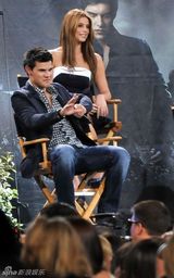 幻灯图集：《月食》影迷见面会 斯图尔特低胸秀美腿