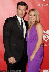 组图：黎安-莱姆丝深V身材火辣 搂帅气男伴大笑