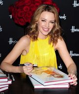 组图：凯莉-米洛亮相宣传新书 穿亮黄流苏裙翩翩起舞