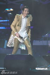 组图：萧敬腾唱《black or white》 向杰克逊致敬