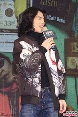 组图：萧敬腾亮相签书会长发飘飘 粉丝挤爆现场